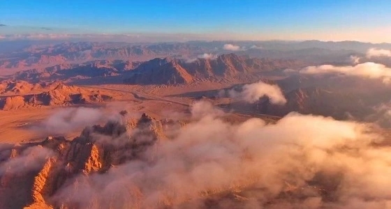 مصور يوثق مرتفعات " نيوم "  بتشكيلات رائعة