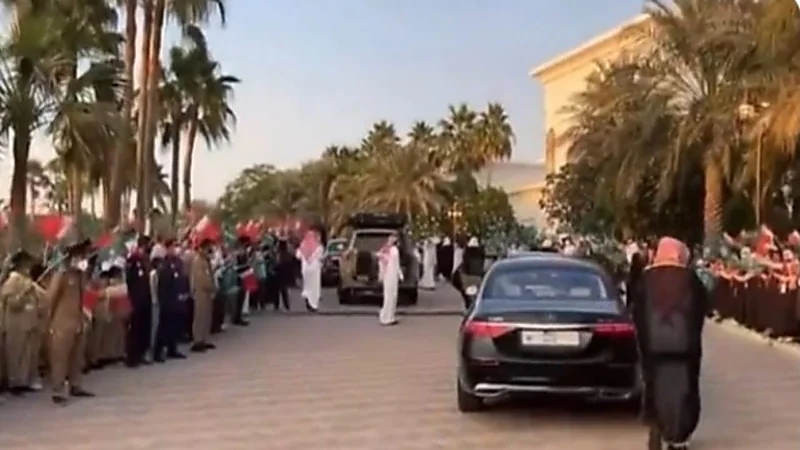شاهد.. استقبال شعبي حافل لولي العهد في البحرين وترديد هتافات:"عاش الملك عاش الأمير"