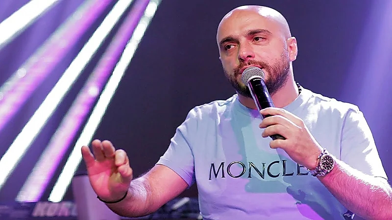 مغني لبناني: "كنا نضرب الهندي بالحذاء صرنا نترجاه يعبّي بنزين"