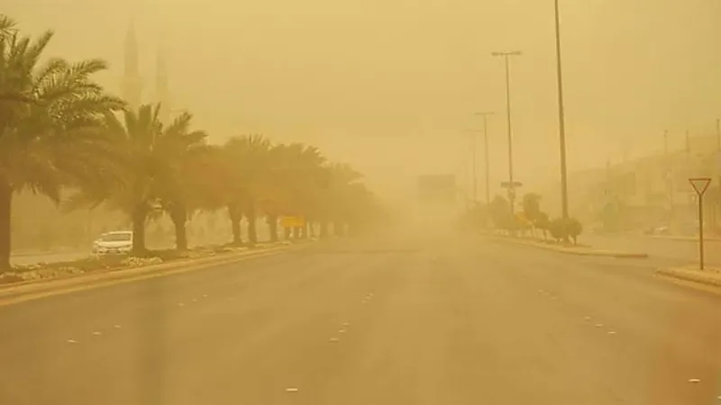 تحذيرات من رياح وأتربة مثارة على الطرق الخارجية بالرياض والشرقية