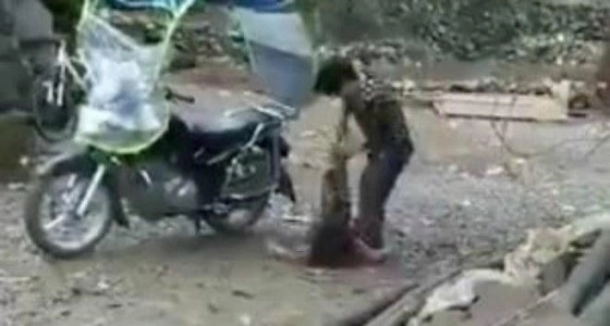 طريقة قاسية وبشعة من أب لعقاب ابنته