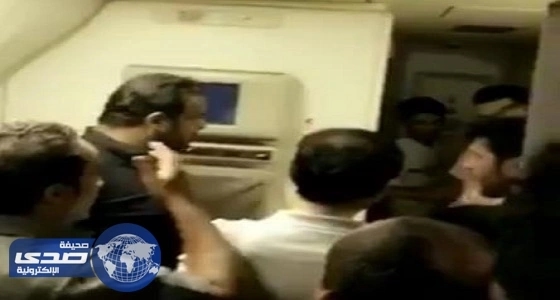 بالفيديو.. رد فعل صادم من مسافرين لتأخر إقلاع طائرة " السعودية " 5 ساعات