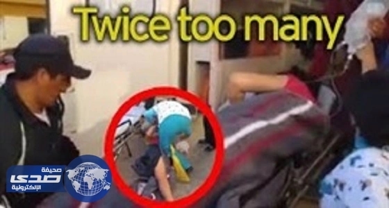 بالفيديو.. سقوط حامل أثناء نقلها من سيارة إسعاف للمستشفى مرتين