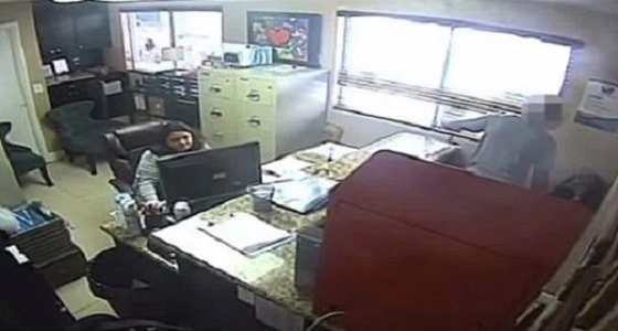 بالفيديو.. شرطي يضرب ابنته بوحشية لعدم احترامها معلمتها
