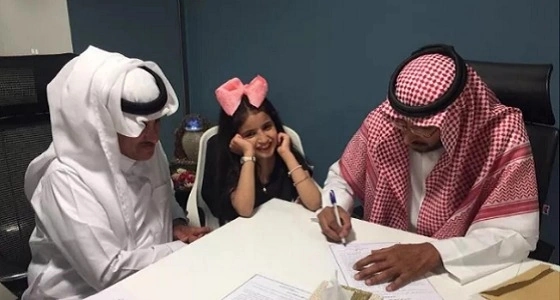 طفلة السوشيال " فرح التميمي " توقع عقد مع شركة لإدارة أعمالها