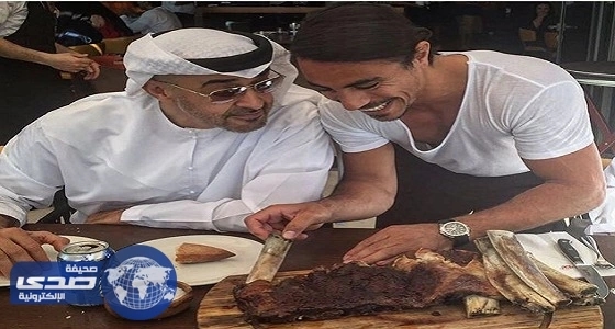 ولي عهد أبوظبي يتناول اللحم بمطعم الطاهي التركي الشهير بـ " رشة ملح "