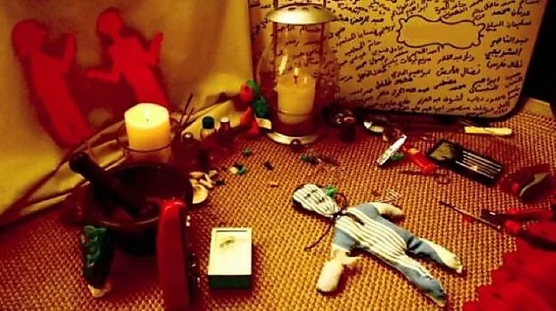 دجال يدق مسماراً في رأس امرأة