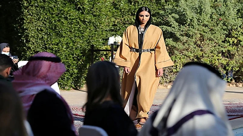 بالصور.. أحدث موضة للعباءات في عرض أزياء بالرياض