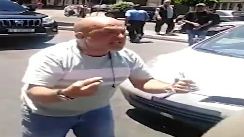 لبناني يصرخ وسط الشارع بسبب نقص دواء ابنته المريضة في الصيدليات ببيروت " فيديو "
