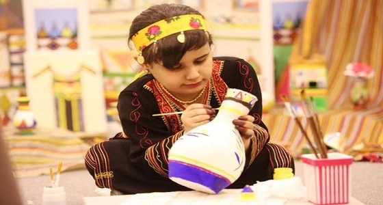 بالصور.. " نورة ".. فنانة تشكيلية في عمر صغير تبهر زوار الجنادرية