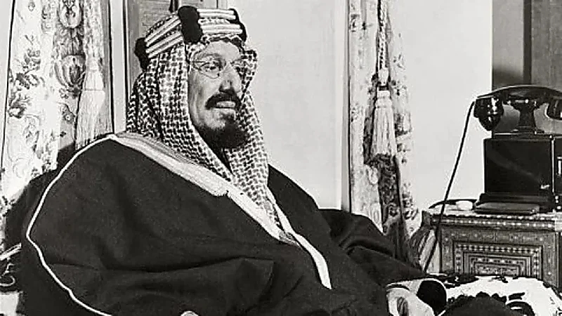 شاهد.. قصة الملك عبدالعزيز مع سائقه والجمال