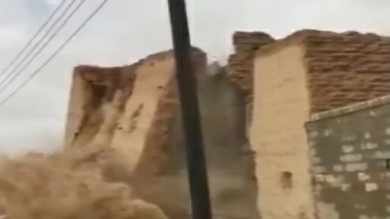 الأمطار الغزيرة تتسبب في انهيار منازل الطين القديمة بالأفلاج "فيديو"