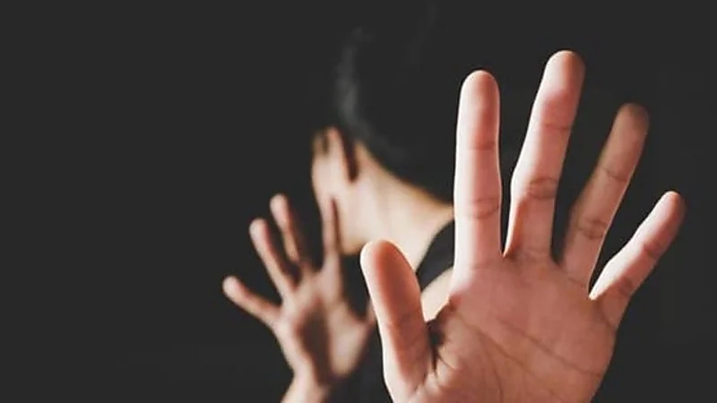 فضح مخطط لخداع فتيات وتصويرهن في فيديوهات إباحية