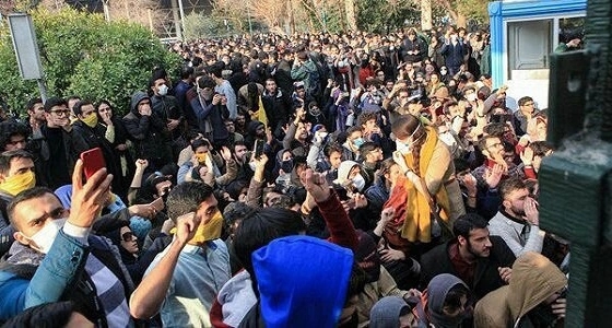 بالفيديو.. إيراني أثناء اعتقاله يصرخ: " لأني جوعان اتركوني "