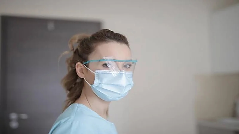 مدى أهمية استمرار الالتزام بارتداء الكمامة في الهواء الطلق