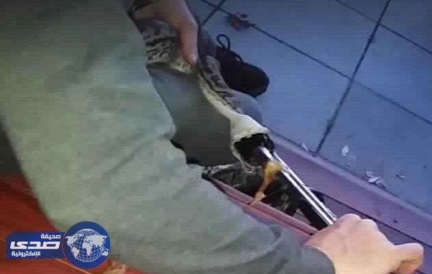 فيديو مروع لثٌعبان كاد يفقد حياته عقب تناوله أداء مطبخ