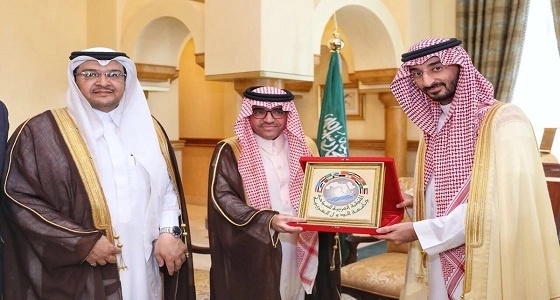 نائب أمير مكة يستقبل رئيس " العربية للسياحة " ويستمع لخطط المنظمة