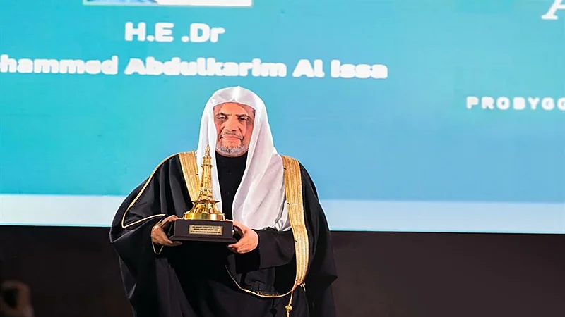 منح الأمين العام لرابطة العالم الإسلامي جائزة "باني الجسور" النرويجية