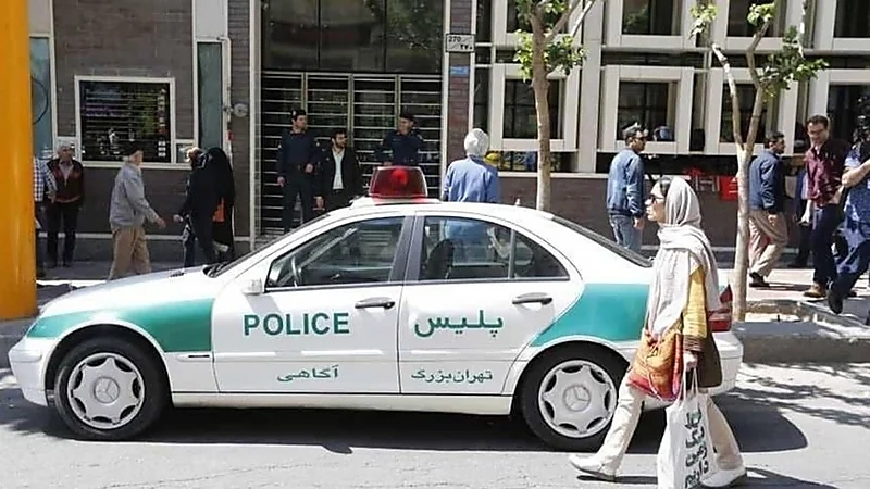 طعن ثلاثة رجال دين في إيران