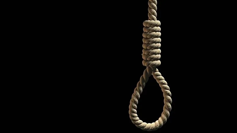 فتاة تشارك في شنق أمها وجدها بعد قتلهما لوالدها