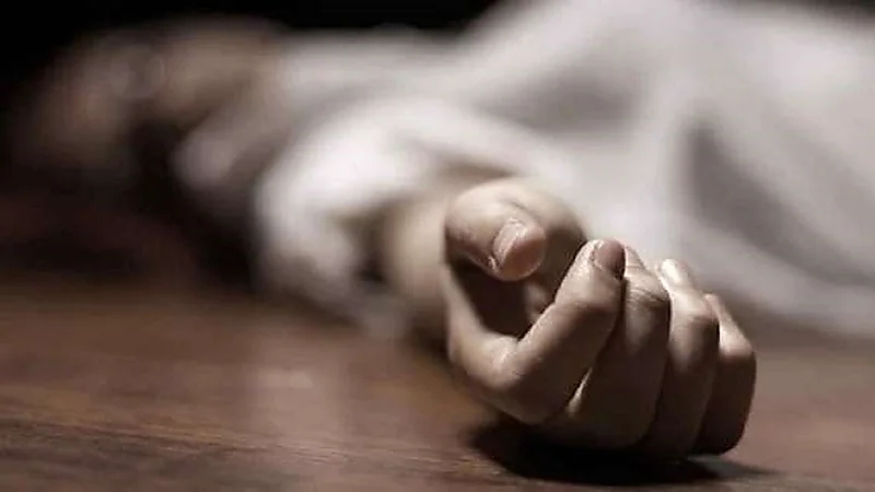 ثلاثة أشخاص يلقون طبيبة من شرفة منزلها لشكهم في سلوكها