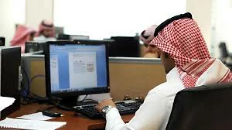 لا يوجد أي نص نظامي بتخفيض أجور الموظفين