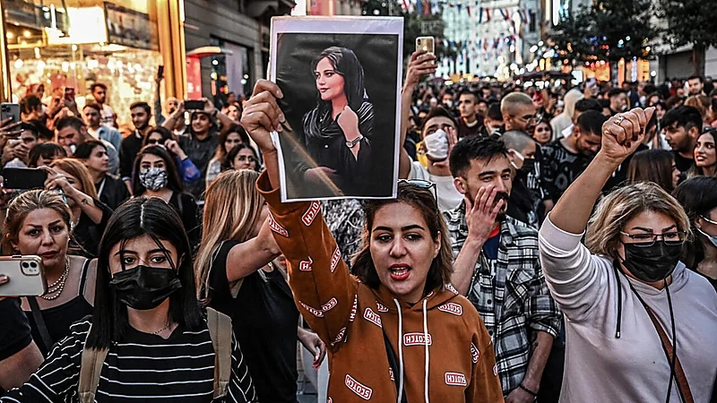 حملة اعتقالات في صفوف رجال الدين لدعمهم الاحتجاجات بإيران