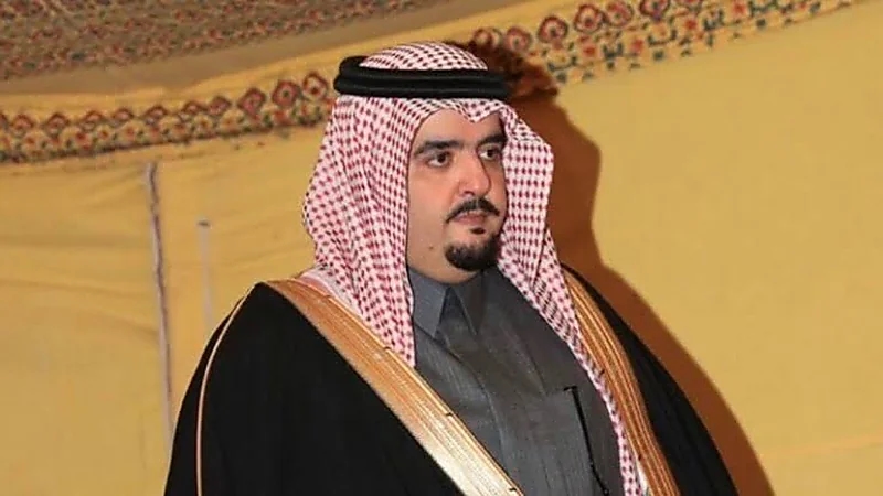 شاهد.. صورة نادرة للأمير عبد العزيز بن فهد أثناء أدائه العرضة في حفل مدارس الرياض