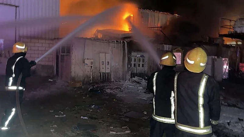 بالصور.. اندلاع حريق في ورشة لإصلاح السيارات بالجبيل