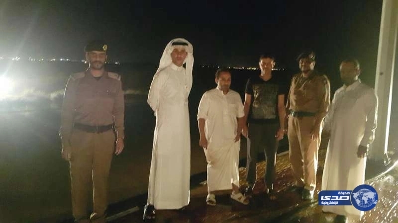 سيل قادم من الأراضي اليمنية يداهم جازان ..والبلدية تكسر الحاجز الخرساني