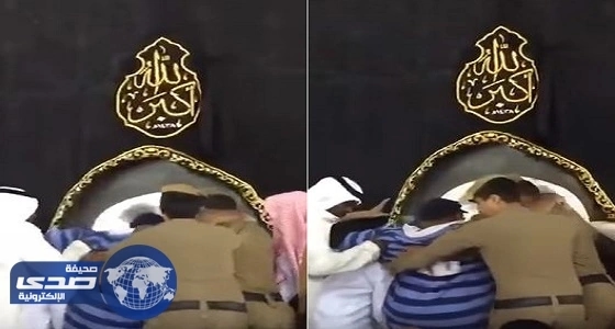 بالفيديو.. رجلا أمن بالمسجد الحرام يحملان " مقعدا " ليقبل الحجر الأسود