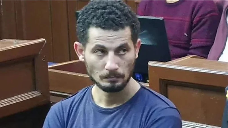 سفاح الإسماعيلية يردد آيات قرآنية بعد الحكم بإعدامه(فيديو)