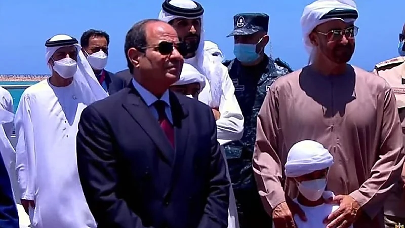 فيديو.. لقطة طريفة للشيخ محمد بن زايد مع حفيده خلال افتتاح قاعدة "3 يوليو"