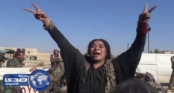 بالفيديو والصور.. سورية تمزق ثيابها وتقبل الجنود بعد تحريرها من " داعش "