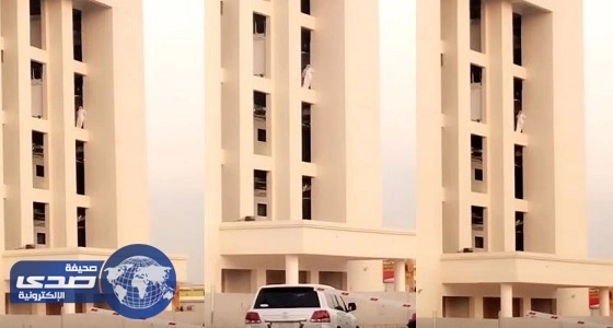 ⁠⁠⁠⁠بالفيديو.. مواطن يحاول الانتحار من أعلى المستشفى العسكري بتبوك