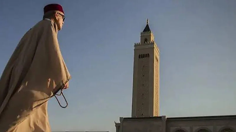 إمام تونسى يغلق المسجد في وجه المصلين ويمنع رفع الأذان