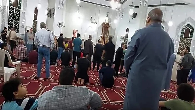 شاهد.. مفتش أوقاف يمنع المصلين من إكمال صلاة التراويح