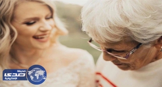 بالصور.. رد فعل مؤثر لعجوز ارتدت حفيدتها فستان زفافها دون علمها