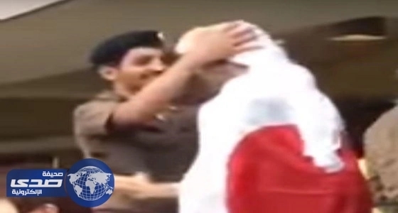 بالفيديو.. رجل أمن يساعد مشجعا يابانيا على ارتداء غترة