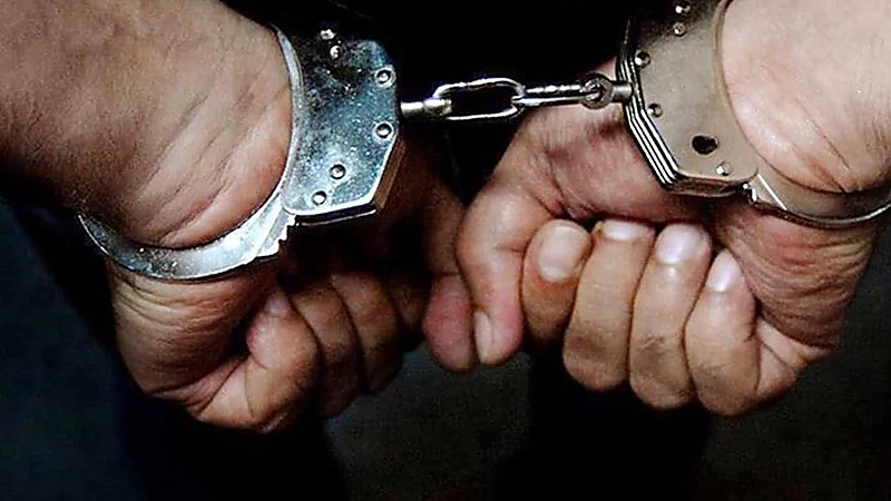 القبض على 3 مواطنين لقيامهم بسرقة مركبة أمام أحد المتاجر