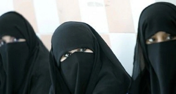 بالفيديو.. 3 منتقبات ينهالون بالضرب على رجل في الشارع