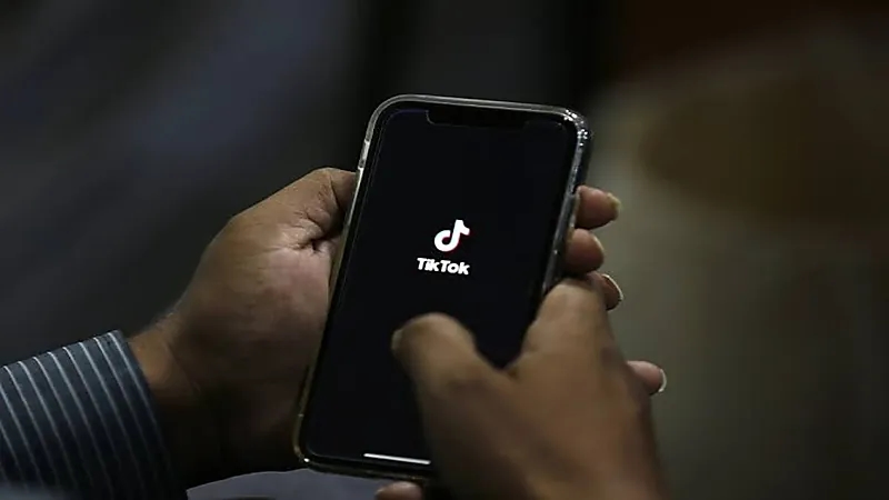 "تيك توك" يساعد فتاة في النجاة من خاطفها