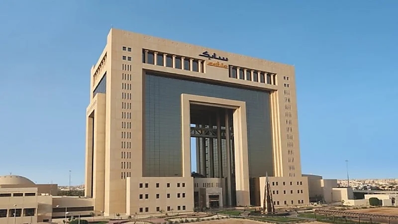 تعاون بين "سابك" و"مايكروسوفت" لابتكار أول منتج من بلاستيك المحيطات المعاد تدويره