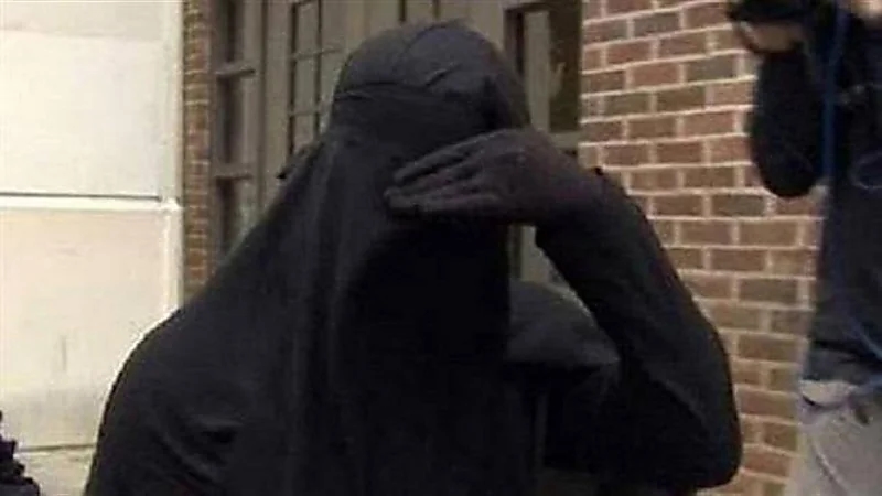 رجل يتخفى في ملابس نسائية و«نقاب» ليلتقي بامرأة دون افتضاح أمره