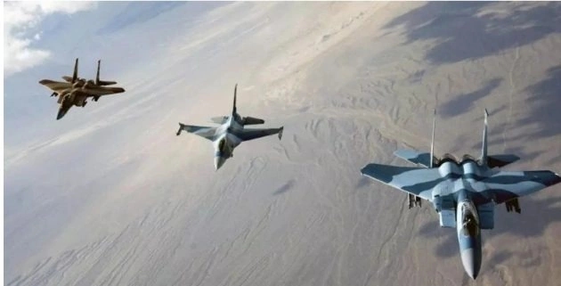 طيران التحالف الدولي يقصف مواقع تابعة لـ " داعش " في دير الزور بسوريا