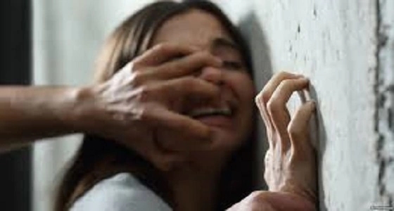 اعتدى جنسيا على ابنتيه وعرضهما على طالبي المتعة الحرام والصغرى تفضحه