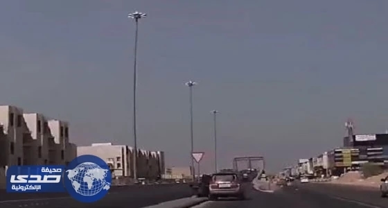 فيديو| سائق يمنع آخر من تجاوزه بطريقة متهورة في الرياض