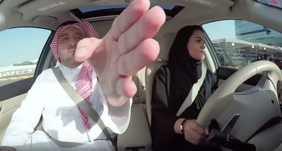 شاهد.. مواقف طريفة أثناء تعلم النساء قيادة السيارات