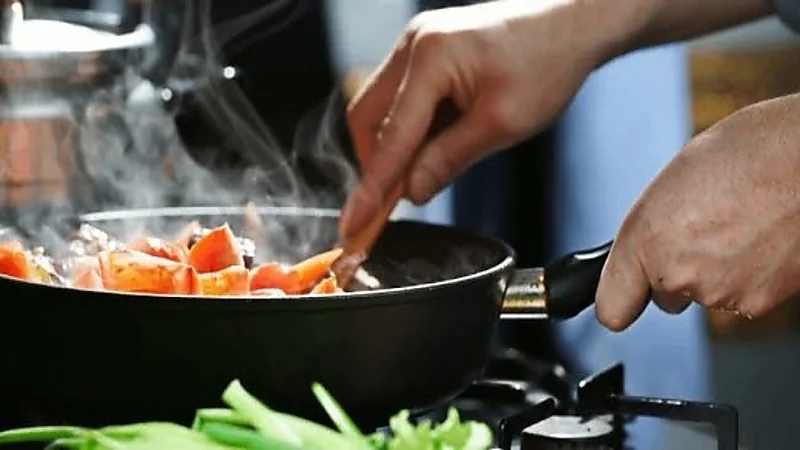 خطورة إعادة تسخين الطعام المطبوخ مسبقًا