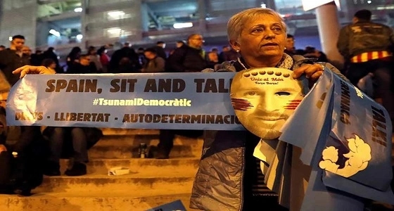 بالصور.. أقنعة ميسي وإطلاق نار وإصابات بكلاسيكو الأرض